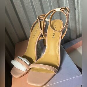 NWT Lisa Vicky Grace Ankle Strap Heels in Blush Patent Leather - Size 6